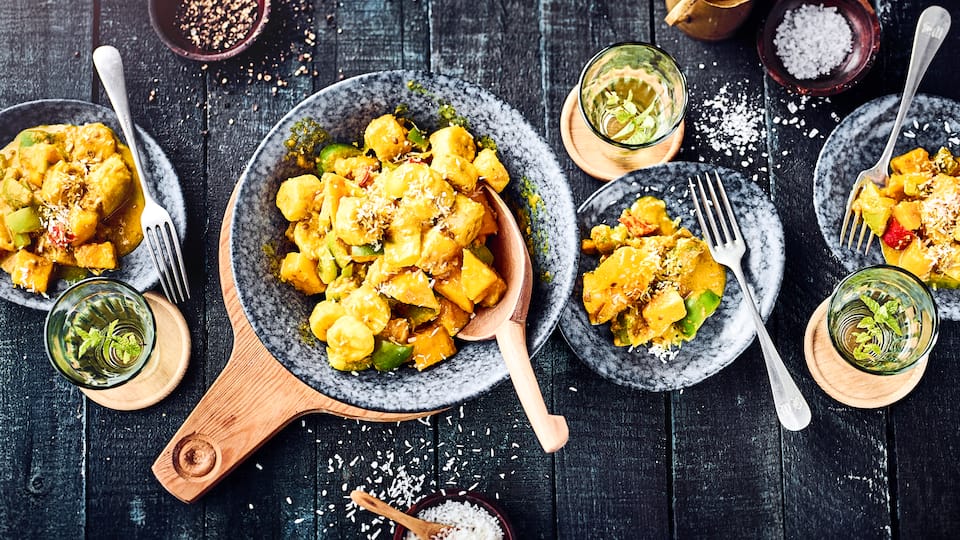 Ein vegetarisches Curry mit Mangos, Bananen und Paprikaschoten. Mit Kurkuma gewürzt bekommt es einen besonders exotischen Geschmack.