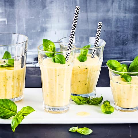 Wir vereinen exotische Mango mit würzigem Basilikum und machen daraus einen fruchtigen Smoothie. Mit einer Orange und Kokosmilch wird dieser schön cremig und gibt einen tollen Geschmack.