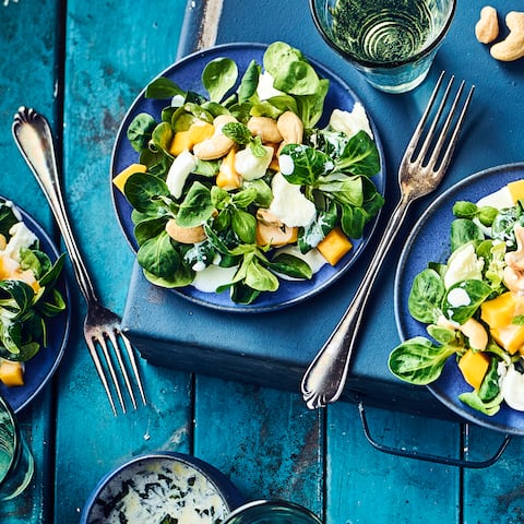 Auch wenn die Kombination von Mango und Mozzarella auf den ersten Blick etwas gewöhnungsbedürftig erscheint, so überzeugt sie im Geschmack sofort: Genau das Richtige für den Sommer!