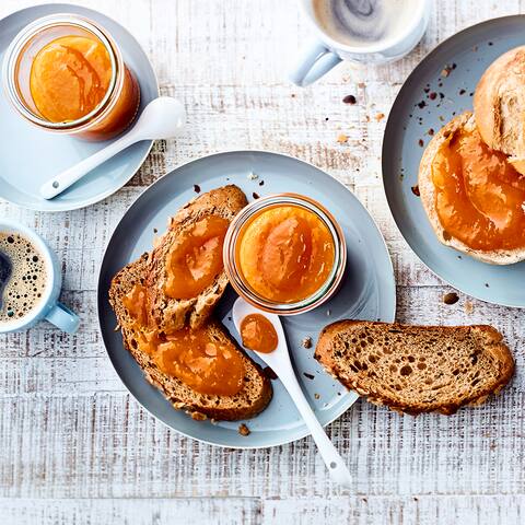 Ob auf Brötchen, Rosinenstuten oder einem leckeren Krustenbrot: Fruchtige Mangomarmelade schmeckt einfach immer und lässt sich auch super verschenken!