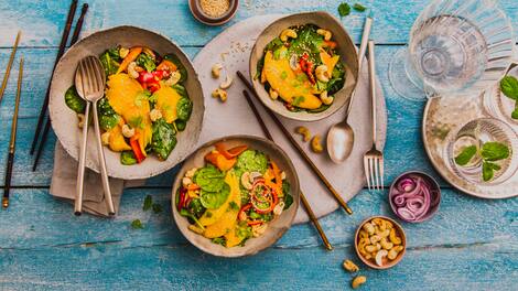 Die unverwechselbare Süße reifer Mangos, die milde Schärfe roter Zwiebeln und der intensive Koriander-Geschmack kennzeichnen diese ungewöhnliche Salatkreation, die vor allem zu Fischgerichten köstlich schmeckt.