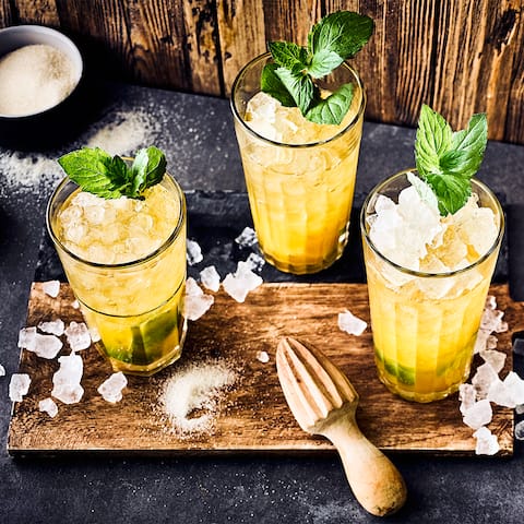 Ein sommerlicher Drink und ganz ohne Alkohol: Unser tropischer Maracuja-Cocktail mit Limette erfrischt und schmeckt gleichermaßen und ist ganz einfach zubereitet. 