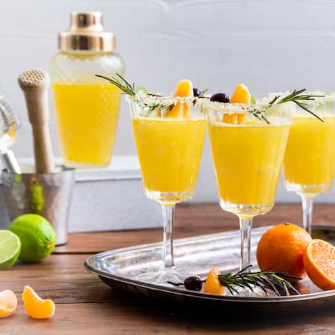 Das erfrischende Citrus-Aroma der Clementinen harmoniert fantastisch mit den Spirituosen. Genießen Sie Ihre Margarita mit Clementinen am besten mit Freunden!