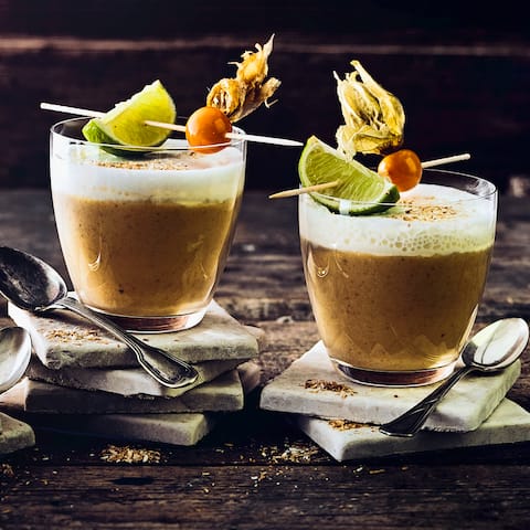Verwöhnen Sie Ihre Gäste mit dieser raffinierten Vorspeise: Probieren Sie unser Rezept für Maronensuppe mit Kokosmilch, Sahne, Thymian und Cayennepfeffer einmal aus - fertig in 35 Minuten!