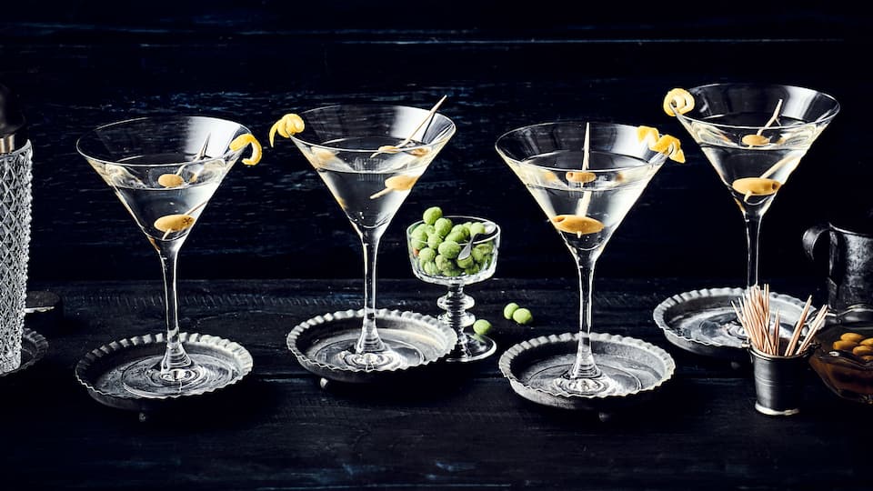 Oftmals als Cocktail bezeichnet ist der Martini eher ein Aperitif. Ob geschüttelt oder gerührt, mit oder ohne Olive – trinken Sie Ihren Martini wie es Ihnen gefällt.