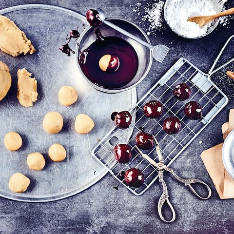 Ganz einfach und schnell: Marzipan selber machen und daraus köstliche Marzipan-Kartoffeln selber herstellen. Schön verpackt auch als Geschenk eine Idee!