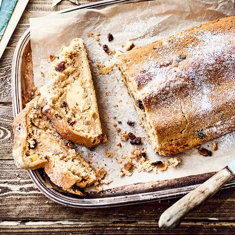Unser Marzipanstollen-Rezept verleiht dem traditionellen Weihnachtsgebäck eine herrlich neue Geschmacksrichtung und ist ein Muss für Marzipanliebhaber!