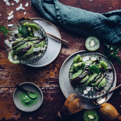 Unser Rezept für Eis ohne Zucker: Matcha-Nicecream mit Banane, Kiwi, Schokosoße und jede Menge Toppings ganz nach Geschmack.
