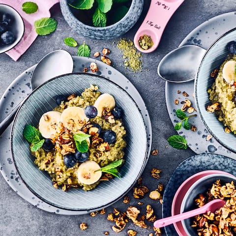 Starten Sie ausgewogen in den Tag, mit dem Matcha-Porridge mit Haferdrink gelingt das auf jeden Fall. Für ein noch bewussteres Frühstück greifen Sie einfach für Ihr Porridge zu saisonalem Obst aus der Region!