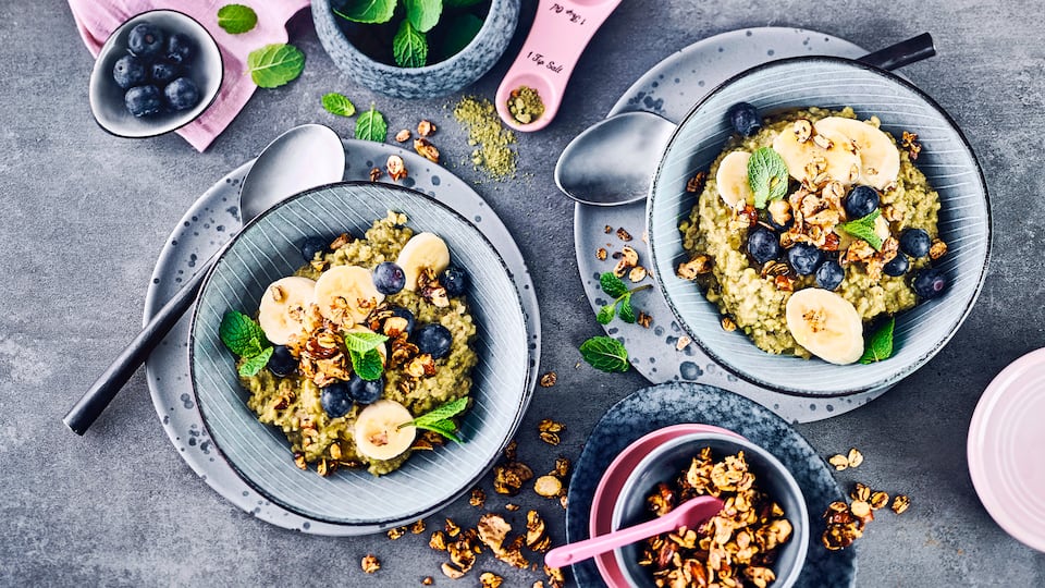 Starten Sie ausgewogen in den Tag, mit dem Matcha-Porridge mit Haferdrink gelingt das auf jeden Fall. Für ein noch bewussteres Frühstück greifen Sie einfach für Ihr Porridge zu saisonalem Obst aus der Region!
