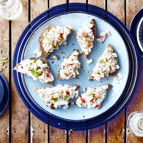Ob als Vorspeise oder zum Buffett: Selbstgemachte Creme aus Matjes, Zwiebeln, Äpfeln, Gewürzgurken und Sahne, angerichtet auf Vollkornbrot. 