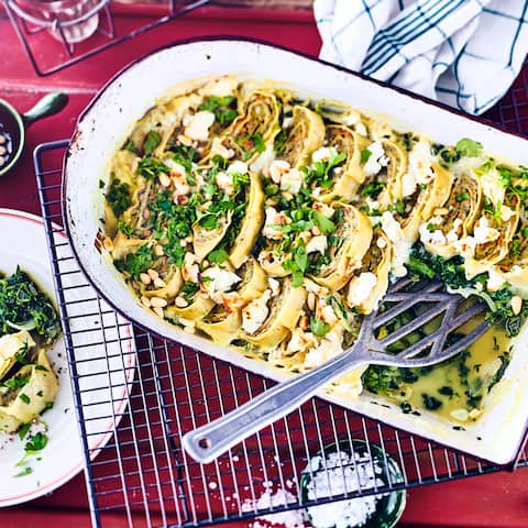 Maultaschen, mal nicht ganz klassisch zubereitet sondern als Auflauf verarbeitet. Mit Spinat, Feta und Pinienkernen wird daraus ein echter Leckerbissen auf dem Tisch.