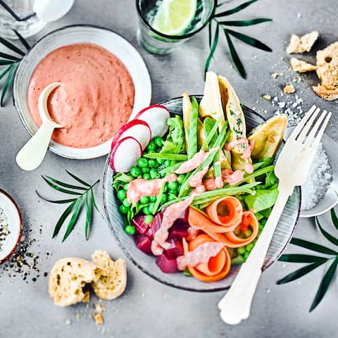 Maultaschen sind so vielseitig, darum machen wir daraus eine Maultaschen-Bowl mit Kichererbsen-Dip. Die Bowl ist richtig schnell gemacht und schmeckt einfach nur lecker.