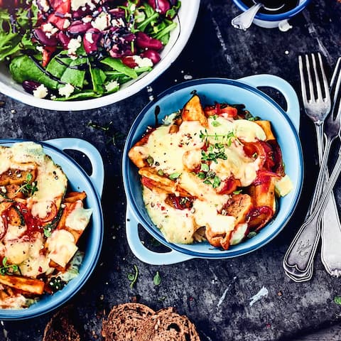 Unser Gratin mit Zwiebeln, Zucchini und den schwäbischen Nudeltaschen wird mit einem mediterraner Salat und Baguette gegessen – probieren Sie es aus. 