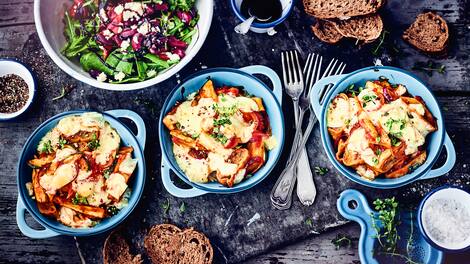 Unser Gratin mit Zwiebeln, Zucchini und den schwäbischen Nudeltaschen wird mit einem mediterraner Salat und Baguette gegessen – probieren Sie es aus. 