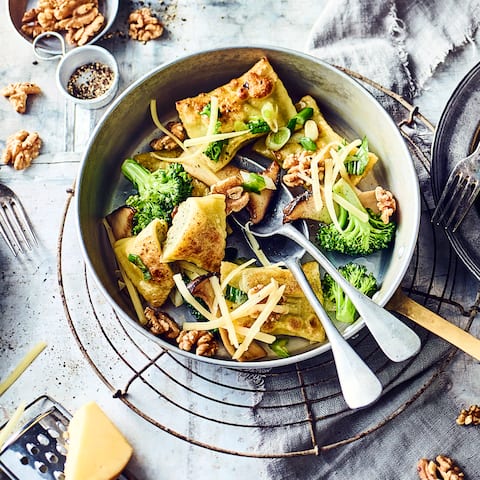 So kennen Sie Maultaschen vielleicht noch nicht? Wir servieren sie einmal nicht in Brühe oder Suppe sondern lecker angebraten mit Pilzen, Walnüssen und Bergkäse als Maultaschenpfanne. 