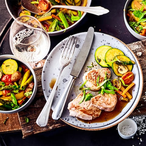 Zartes Spargelgemüse mit gebratenen Schweinemedaillons: Kochen Sie doch einmal für Ihre Gäste und verwöhnen Sie den Gaumen mit dieser Kombination!