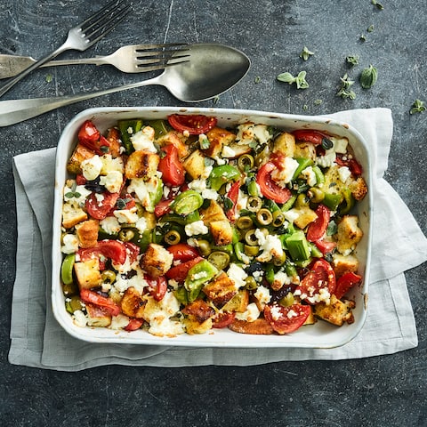 Ob zum Grillabend, für Zuhause oder als Mitbringsel für ein Buffett: Mediterraner Brotauflauf mit Paprika und Tomaten ist schnell und einfach gemacht und schmeckt nach Italien!