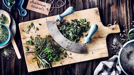 Kräutersalz selbst herzustellen ist überhaupt nicht schwer. Probieren Sie es doch mal aus und starten mit frischen Kräutern wie Rosmarin, Salbei und Thymian ein Mediterranes Kräutersalz.