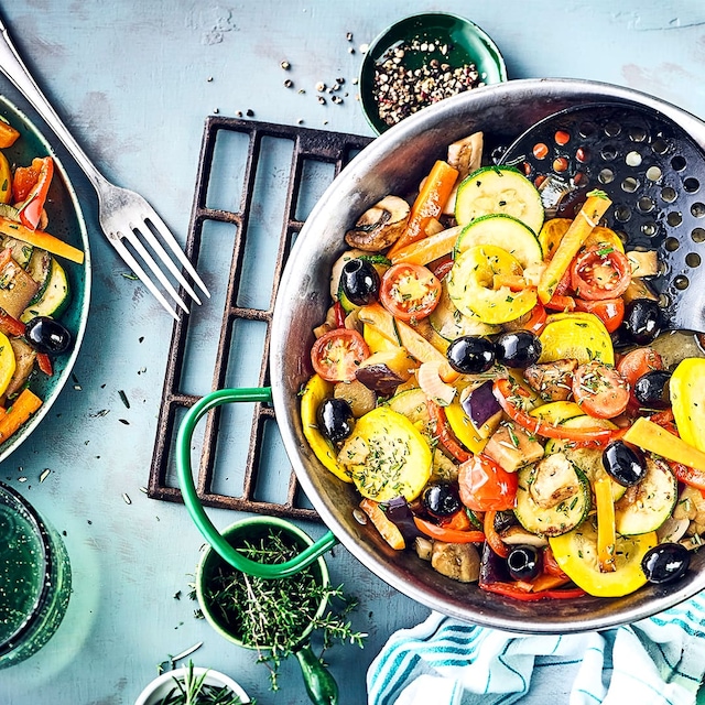 Schmeckt wie im Urlaub: Probieren Sie doch einmal unser mediterranes Pfannengemüse mit viel frischem Gemüse in der Pfanne gebraten, mit Oliven und Feta.