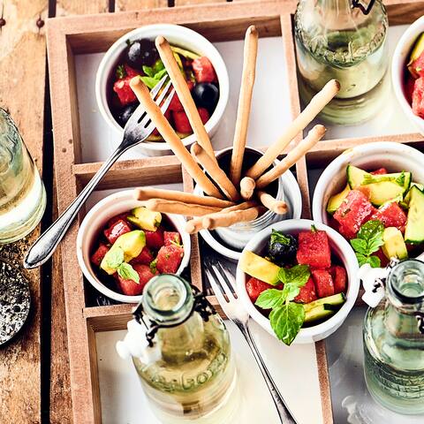 Ein erfrischender Salat mit Melone, Gurke, schwarzen Oliven und Avocado - besonders ideal für heiße Sommertage und wenn es schnell gehen muss!