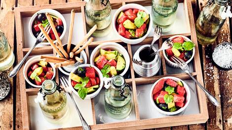 Ein erfrischender Salat mit Melone, Gurke, schwarzen Oliven und Avocado - besonders ideal für heiße Sommertage und wenn es schnell gehen muss!