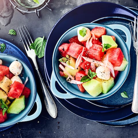 Bereiten Sie einen bunten Melonen-Mozzarella-Salat mit frischer Wasser- und Galiamelone zu. Mini-Mozzarella & ein Balsamico-Bianco-Dressing runden das Gericht ab.