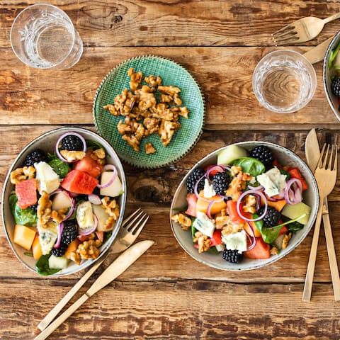 Unser Rezept für Melonen-Salat kombiniert köstliche Aromen: Viererlei Melone, Brombeeren, Spinat und Gorgonzola schmecken als Vorspeise oder leichtes Hauptgericht.