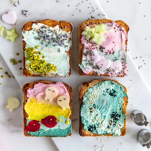 Nicht nur für kleine Meerjungfrauen-Liebhaber wirklich ein Highlight: Servieren Sie doch einmal das Mermaid-Toast mit verschiedenen Motiven und bringen Kinderaugen zum Strahlen!