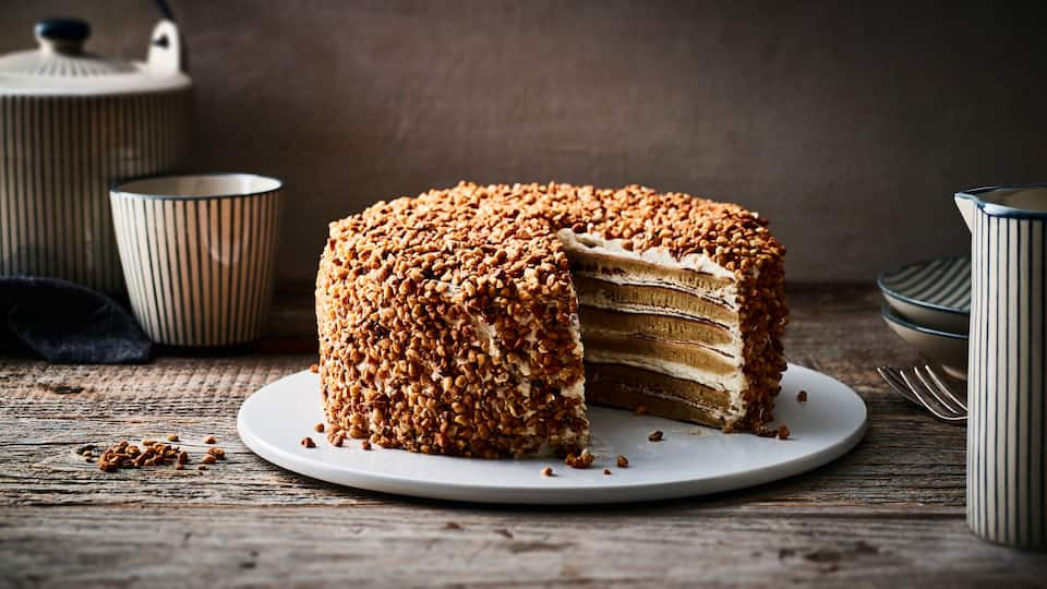 Es braucht zugegebenermaßen etwas Zeit und Geduld, aber das Ergebnis lohnt sich: Selbstgemachte Milchmädchen-Torte mit Haselnusskrokant-Topping. 