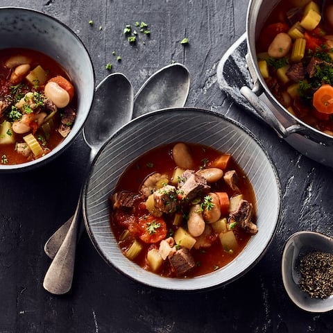 Die Minestrone kommt ursprünglich aus Italien und lässt sich in vielen Varianten zubereiten. Wie zum Beispiel in diesem Rezept mit Rindfleisch-Einlage. 