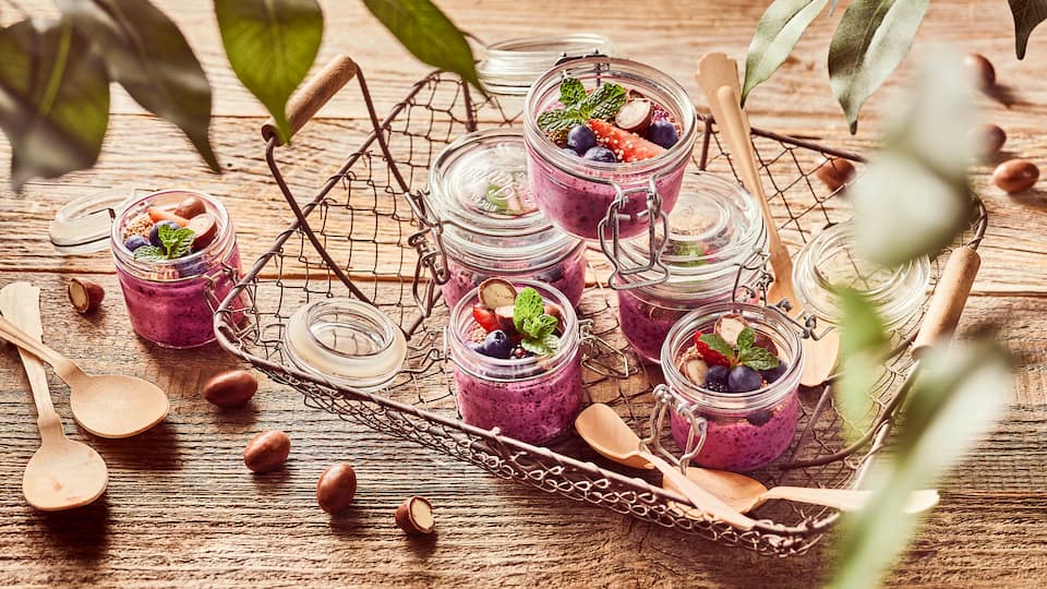 Mini-Joghurt-Heidelbeer-Bowls und kinder Schoko-Bons