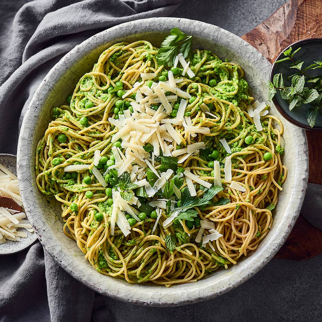 Minziges Erbsen-Kräuter-Pesto mit Vollkorn-Nudeln - Rezept | EDEKA