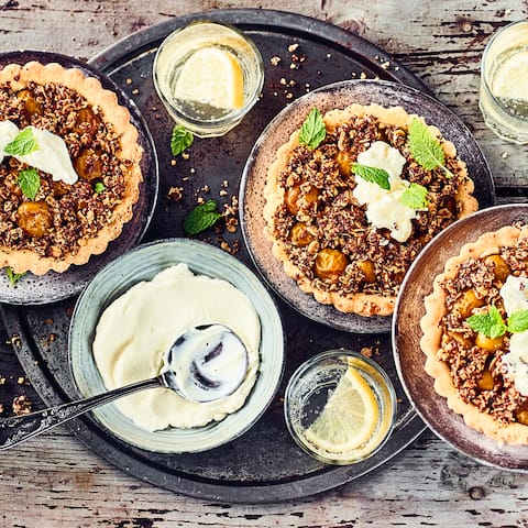 Schön sommerlich, fruchtig und süß - Probieren Sie unsere köstlichen Mirabellentörtchen mit selbstgemachten Quinoa-Hafer-Streusel.