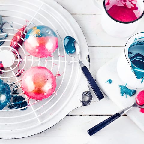 Nicht ganz einfach in der Zubereitung, aber das Ergebnis kann sich wirklich sehen lassen. Eine Mirror-Glaze-Torte ist ein echtes Highlight. Wichtig zu wissen, Mirror-Glaze ist ausschließlich für Mousse-Torten geeignet, die in eine Silikonform gegossen und eingefroren wurden. 