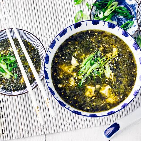 Japanische Miso-Suppe mit Lauchzwiebeln in Schüssel
