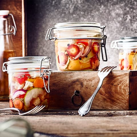 Selbstgemacht schmecken sie noch besser als fertig gekauft: Unser Rezept für Mixed Pickles – allerlei Gemüse selbst eingelegt.
