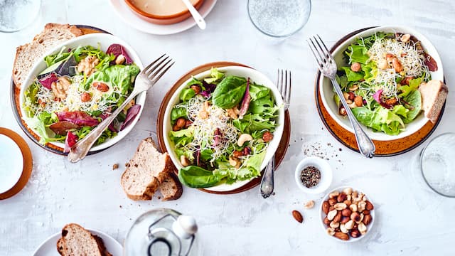 Mixed Salat mit Nüssen