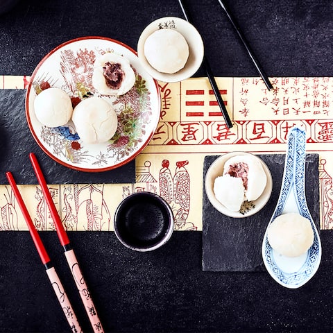 Ob an Neujahr oder zu Festen – die kleinen japanischen Reisbälle oder Reiskuchen werden mit einer Bohnenpaste gefüllt und meist kalt verzehrt. 