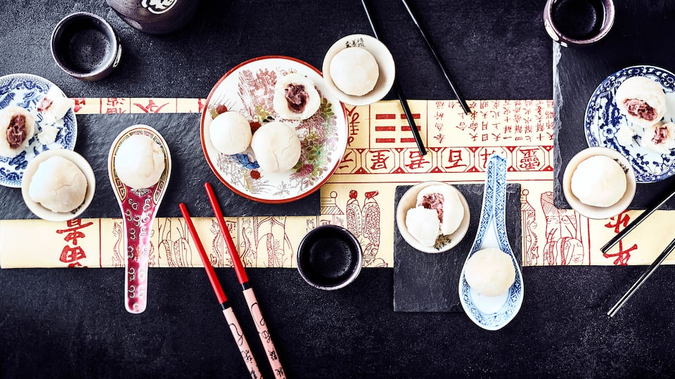 Ob an Neujahr oder zu Festen – die kleinen japanischen Reisbälle oder Reiskuchen werden mit einer Bohnenpaste gefüllt und meist kalt verzehrt. 
