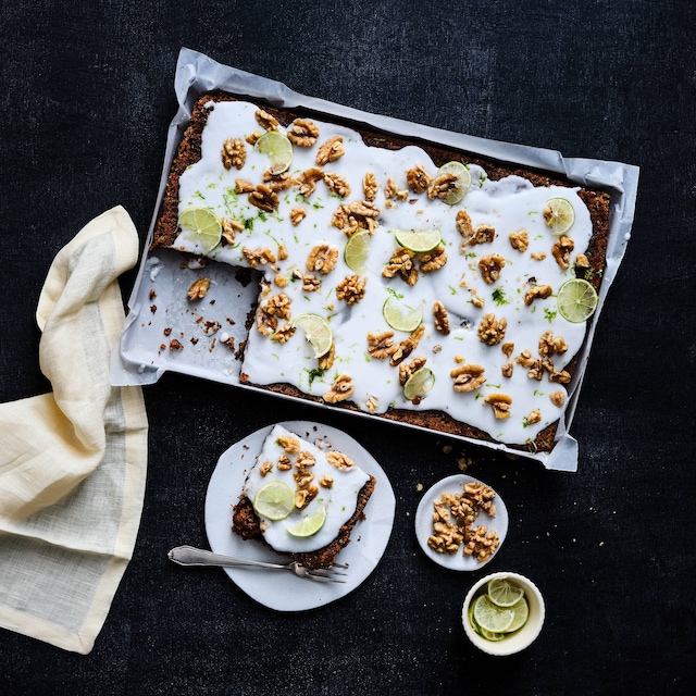 Selbst ein Blechkuchen wird durch die Möhren super saftig! Probieren Sie unseren veganen und laktosefreien Möhren-Blechkuchen.