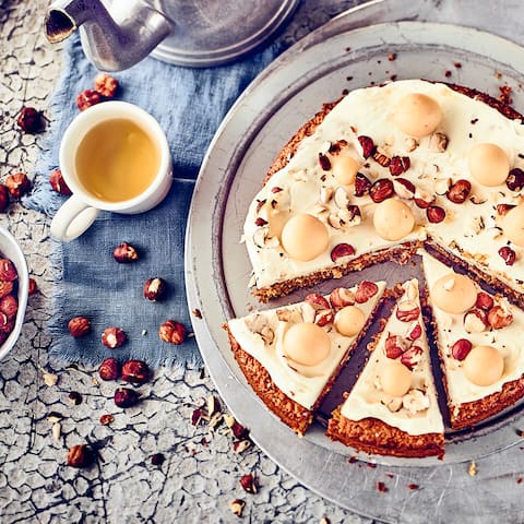 Dieser Kuchen ist süß und ballaststoffreich: Probieren Sie unsere Möhren-Haselnuss-Torte mit Schokolade, Ingwer, Kirschwasser und einem cremigen Topping aus Doppelrahm-Frischkäse und Puderzucker!