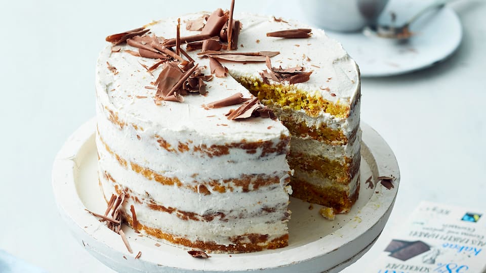 Probieren Sie unser Rezept für eine leckere Möhrentorte aus Dinkelmehl, Mandeln und Kukurma mit cremiger Mascarponecreme und Schokoladenspänen aus!