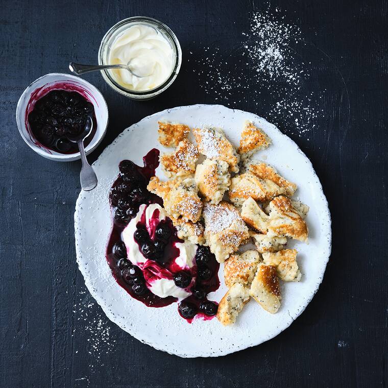 Mohn-Kaiserschmarrn mit Heidelbeeren