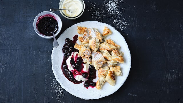 Mohn-Kaiserschmarrn mit Heidelbeeren