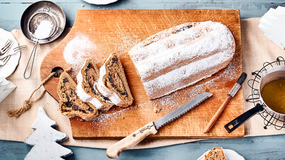 Weihnachten steht vor der Tür? Backen Sie doch unseren saftigen Mohnstollen mit süßer Puderzucker-Glasur.