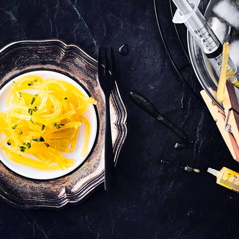 Molekularküche ist mehr als ein Trend. Ein wenig Ausstattung benötigen Sie aber auf jeden Fall, Spaß am experimentieren und Essen natürlich. Verwandeln Sie Lebensmittel in andere Strukturen und Konsistenzen.