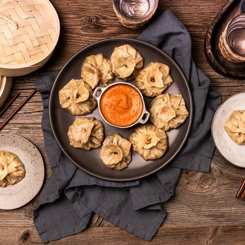 Momos sind gedämpfte Teigtaschen der nepalesischen bzw. tibetischen Küche – eine kulinarische Spezialität aus dem Himalaya. 