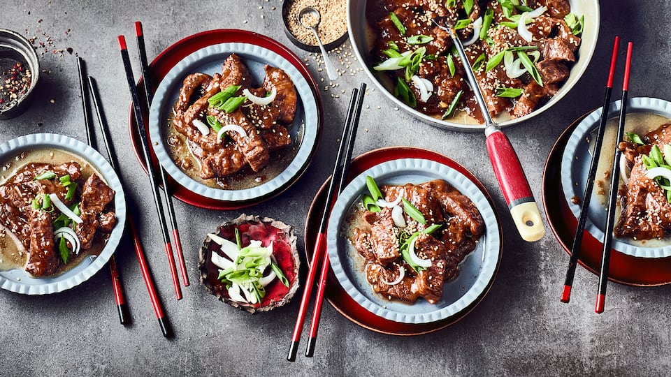 Rinderhüftsteaks werden hier nach mongolischem Rezept in feine Streifen geschnitten, mit allerlei Gewürzen mariniert und anschließend scharf angebraten.