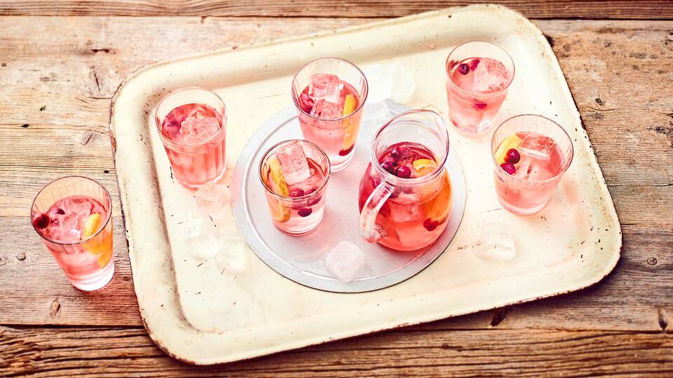 Im Sommer kalt als Erfrischungsgetränk oder im Winter heiß als Punsch: Mors ist ein russisches Getränk aus Cranberries, Rohrohrzucker, Wasser und Orangenscheiben.